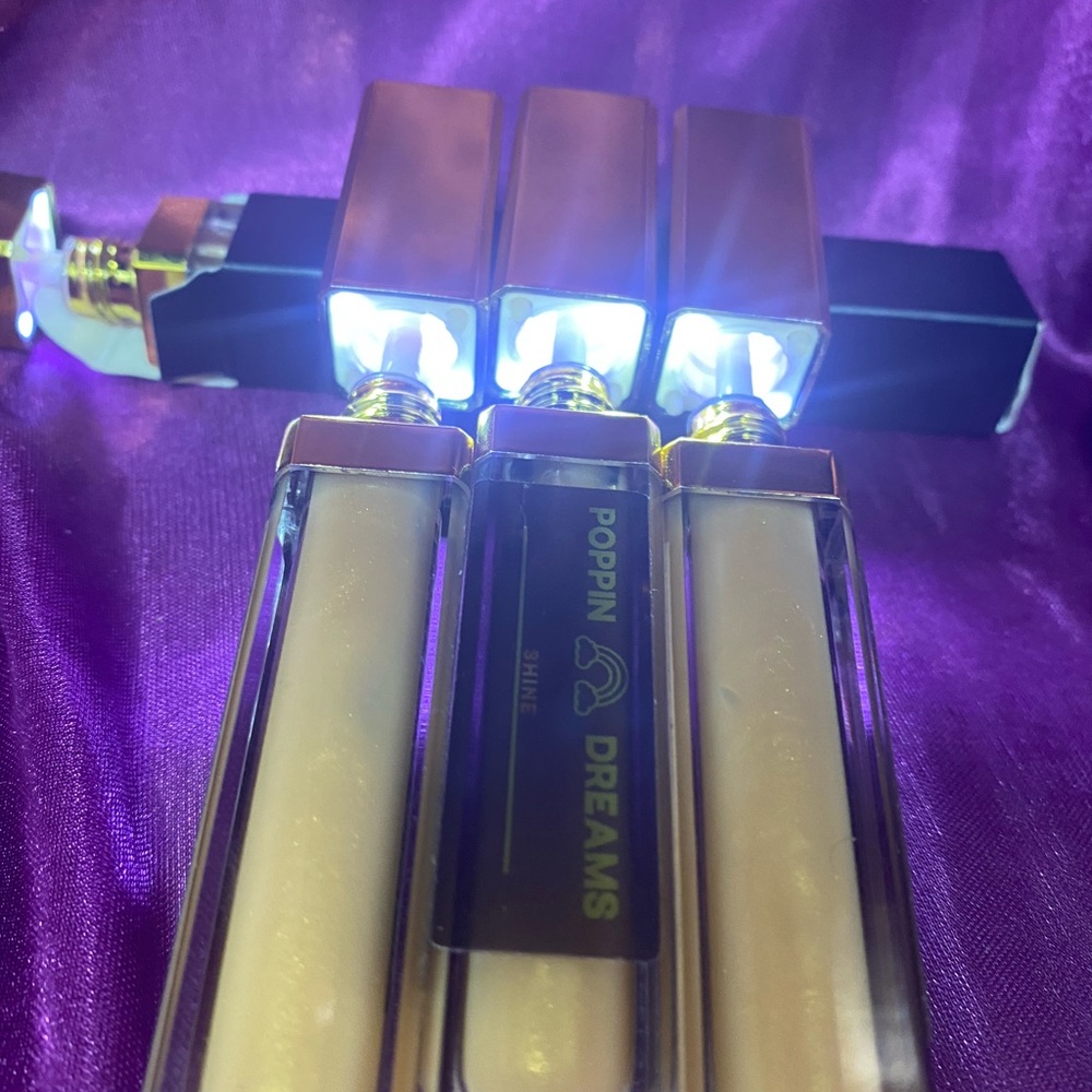 L.E.D. STAR. LIP GLOSS - Picture 3 of 5